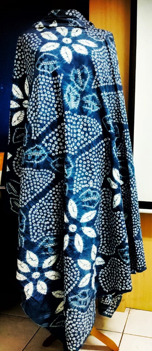 Kain shibori dan berbagai produk turunan kain shibori seperti pashmina, masker, gaun atau atasan dan celana shibori